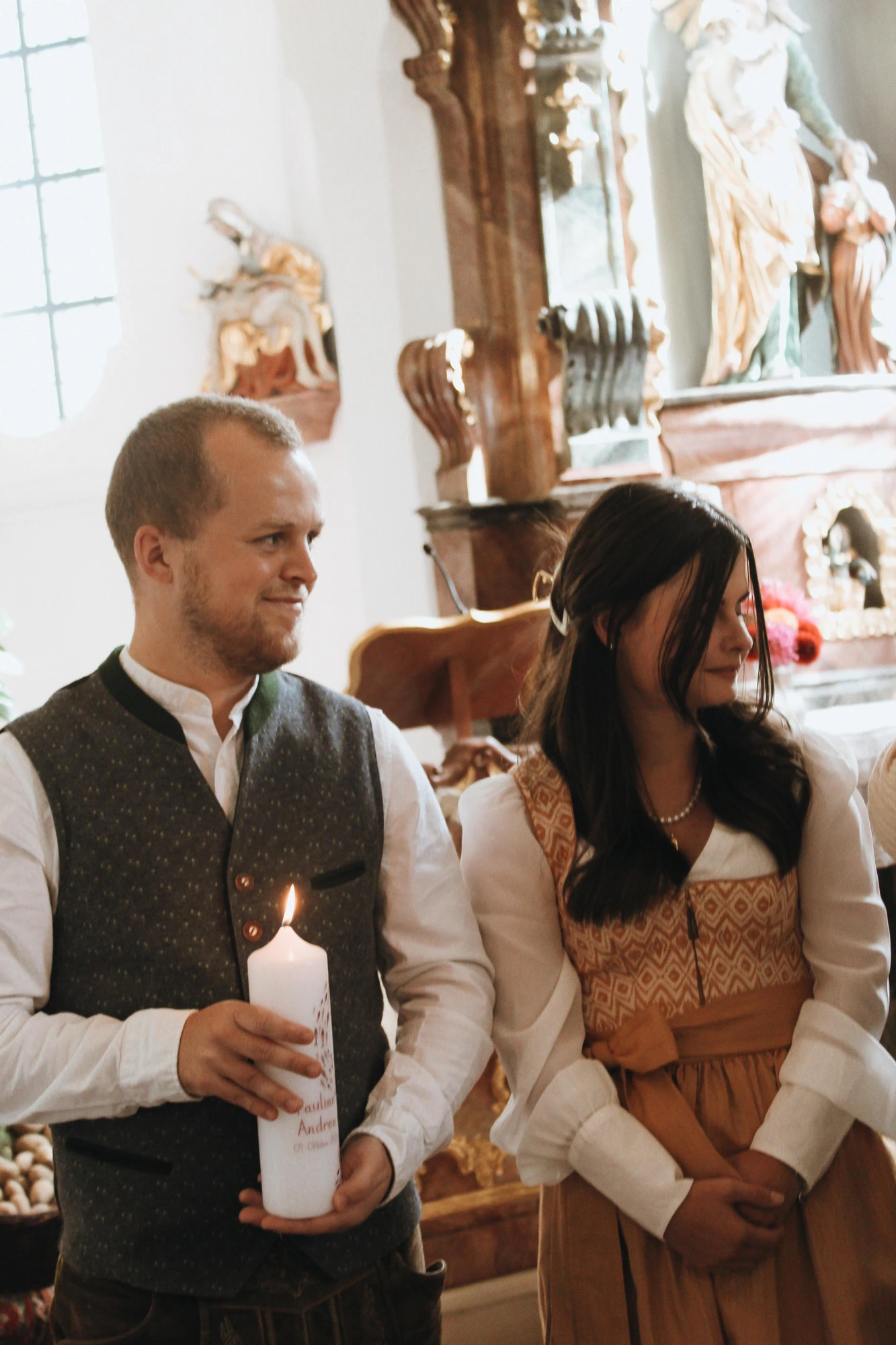 Vater hält Baby vor dem Altar während der Taufe