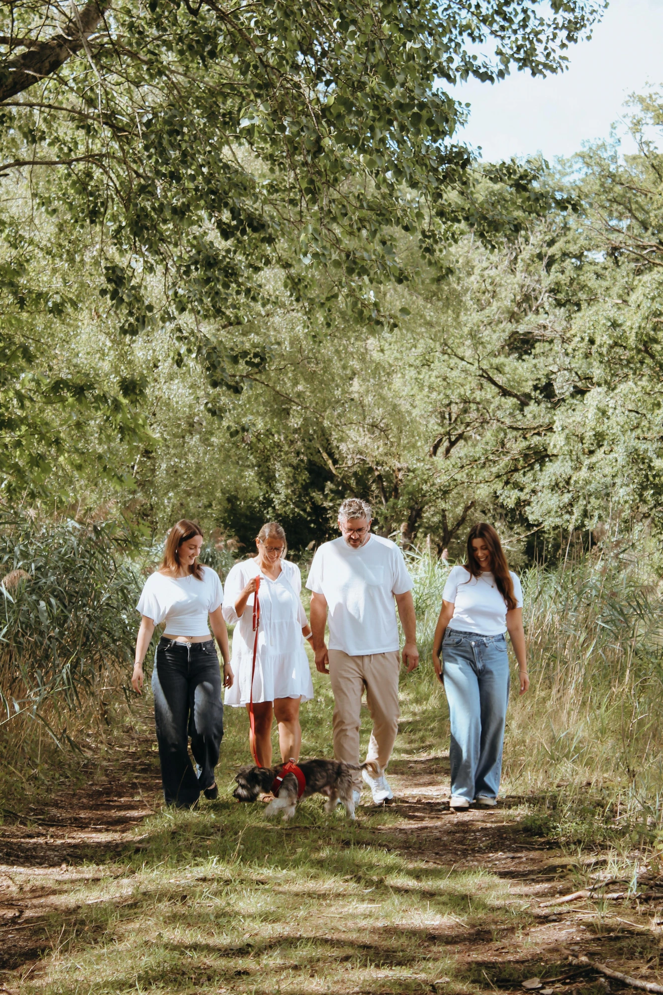 Familie mit Hund beim Spaziergang im Wald