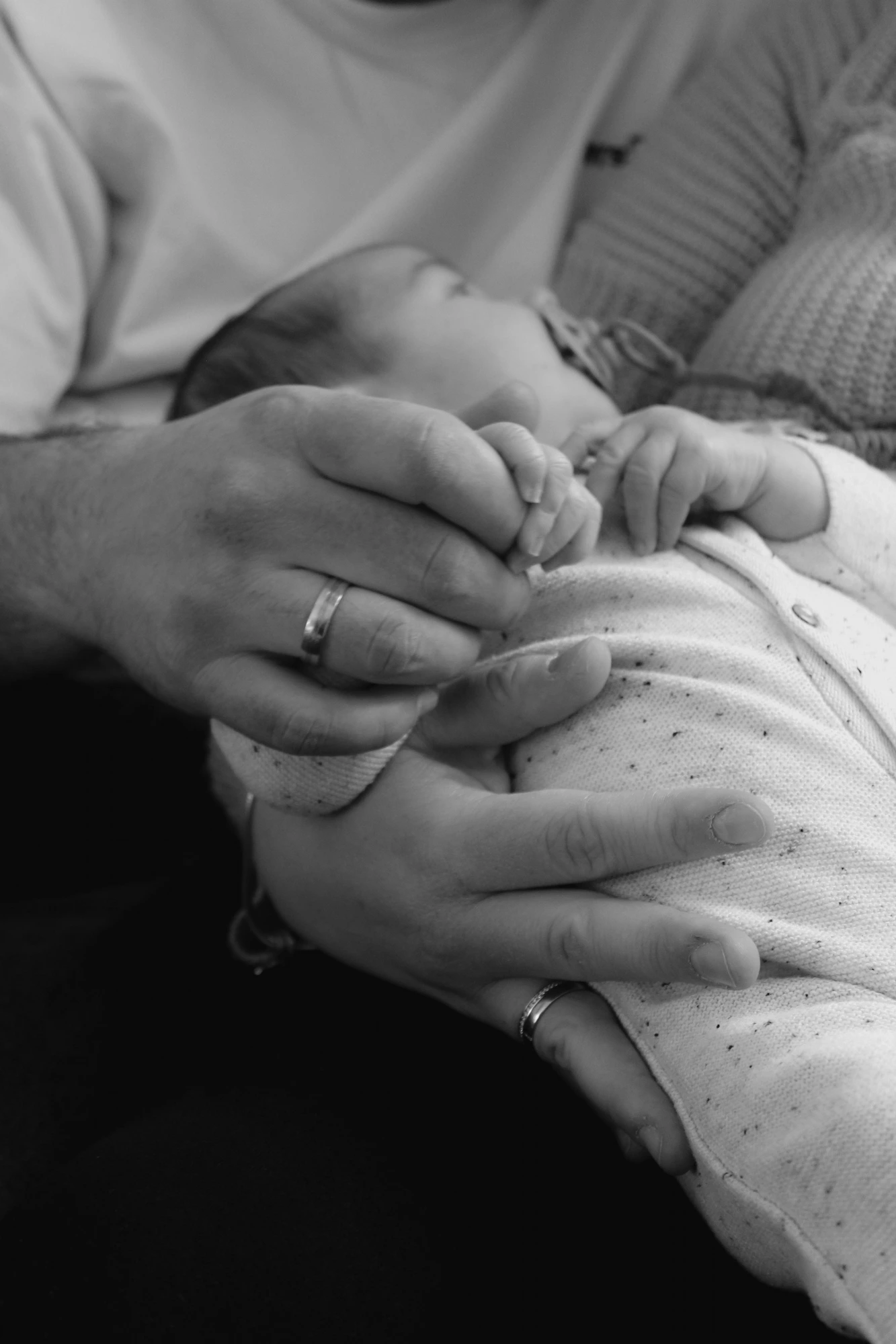 Schwarzweiß-Aufnahme: Hände halten Babyhände